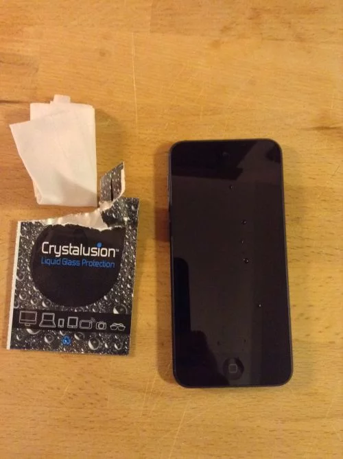 Test / Avis : Crystalusion (protection d'écran en verre liquide) 4 La protection en verre liquide a été appliqué ici elle sèche.