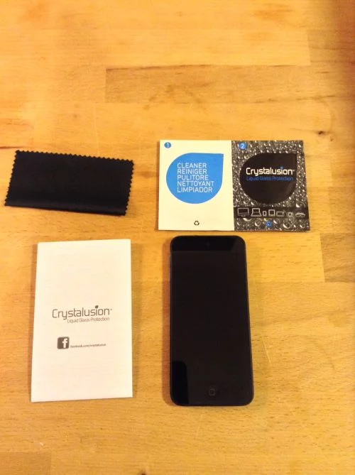 Test / Avis : Crystalusion (protection d'écran en verre liquide) 3 Le contenu du pack (Ipod non inclus, celui-ci vous montre l'état avant application)